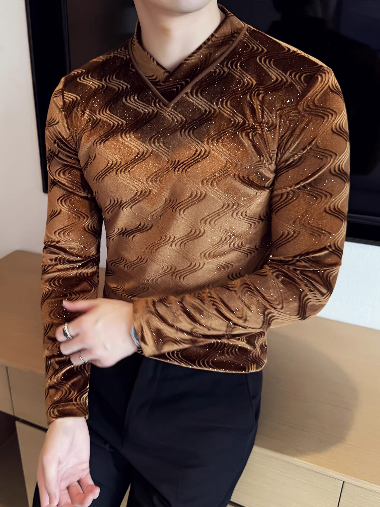 Áo thun nam cổ V nhung Gypsophila, tay dài, kiểu mới thu đông 2025, chất liệu thun ôm body cổ trung