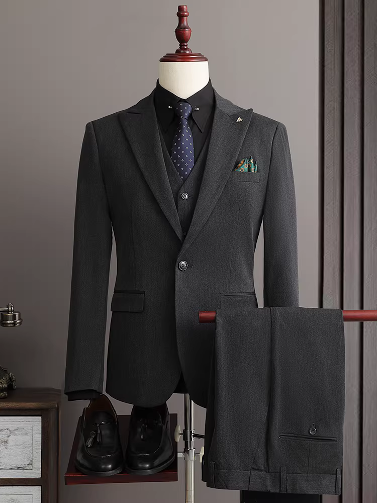 Bộ vest nam một cúc, dáng ôm, chất liệu cao cấp, lịch lãm, dễ chăm sóc, gồm ba món.