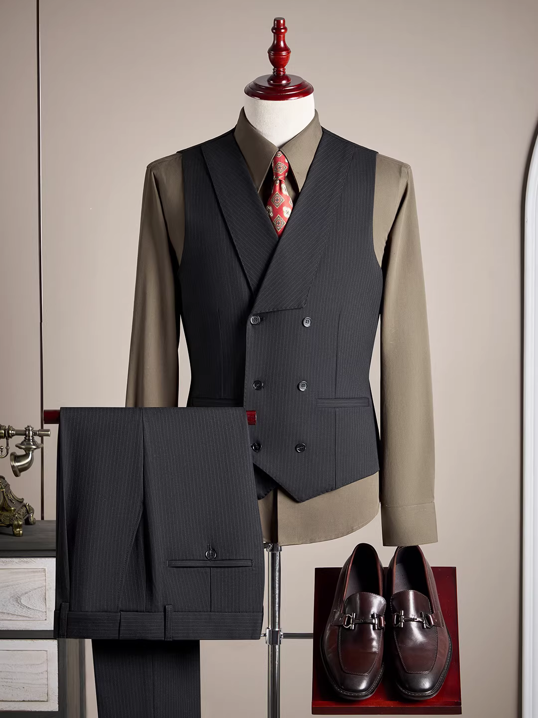 Bộ vest nam hai cúc cài khuy, phối hạt kiểu Ý, chất lượng cao, kiểu dáng ôm body, bộ hai mảnh lịch lãm.