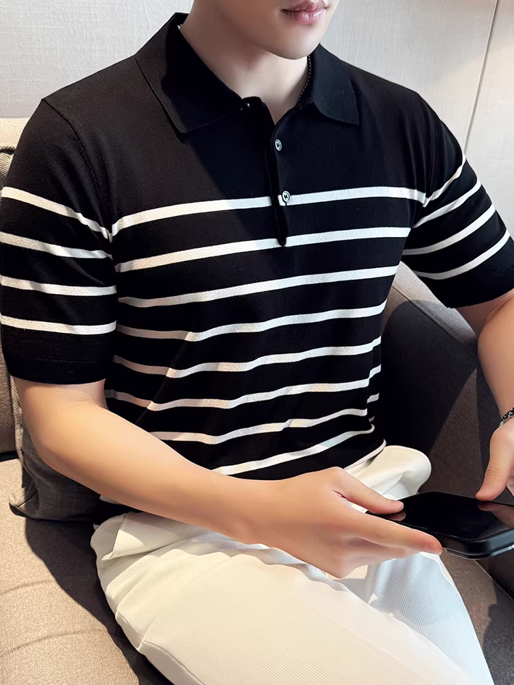 Áo thun nam dệt kim phối màu sọc, cổ trụ, tay ngắn, kiểu mới hè 2025, chất liệu lụa đá cao cấp, phong cách công sở lịch lãm.