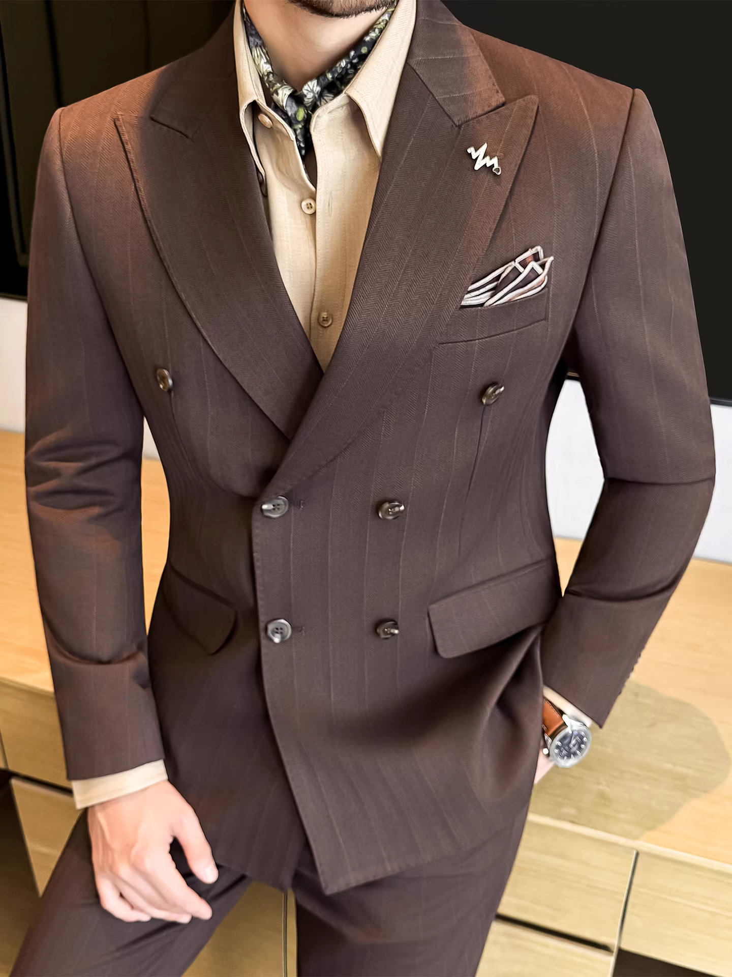 Bộ vest len nam, phối viền đính cườm, cài khuy đôi, kiểu dày dặn, phong cách lịch lãm, đa năng, dáng ôm, kẻ sọc