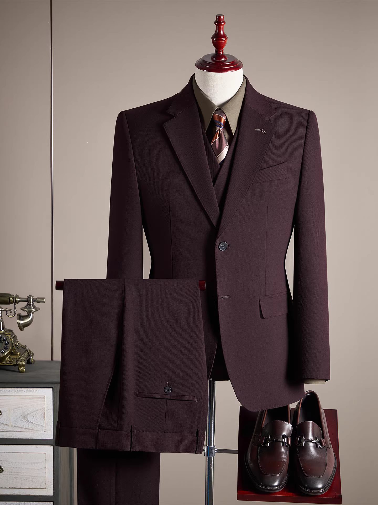 Bộ vest nam chất liệu vải tuýt len Tencel pha, viền đính hạt, kiểu dáng lịch lãm, thích hợp cho công việc, đám cưới, gồm ba món.