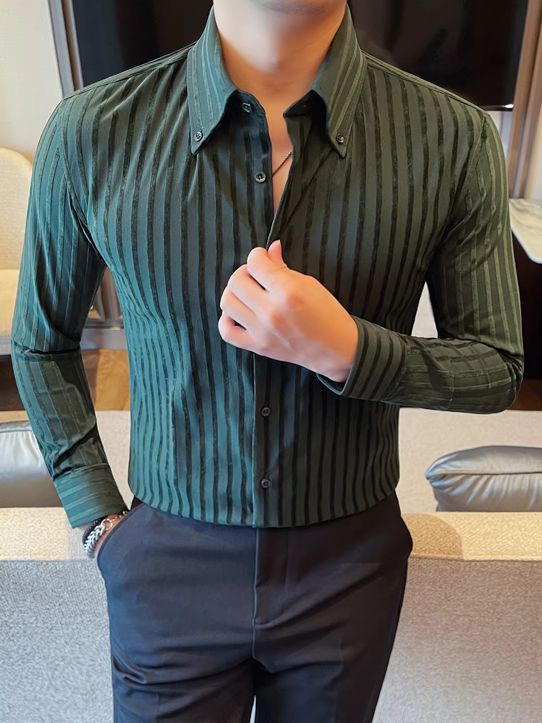 Áo sơ mi nam kiểu Pháp, cổ nhọn, kẻ sọc, tay dài, xu hướng thời trang mới 2025, dáng ôm, chất lượng cao, kiểu dáng lịch sự.