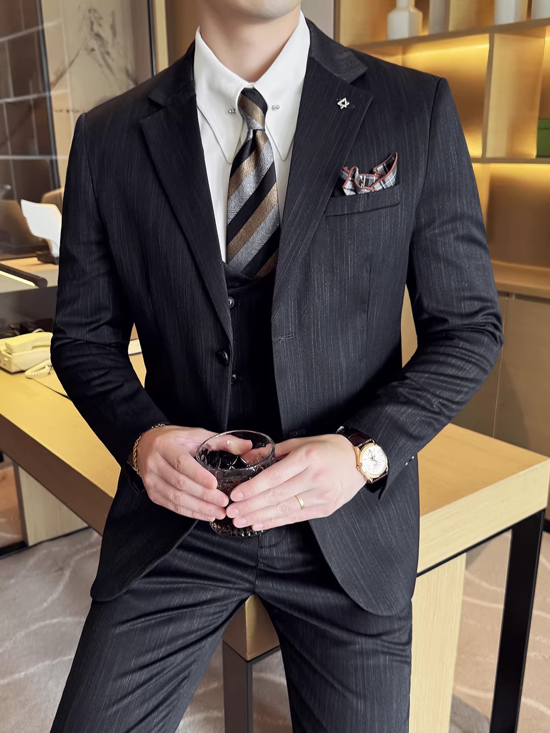 Bộ vest nam kẻ sọc kiểu dáng ôm body, chất liệu dễ chăm sóc, lịch lãm, sang trọng, bộ ba món.