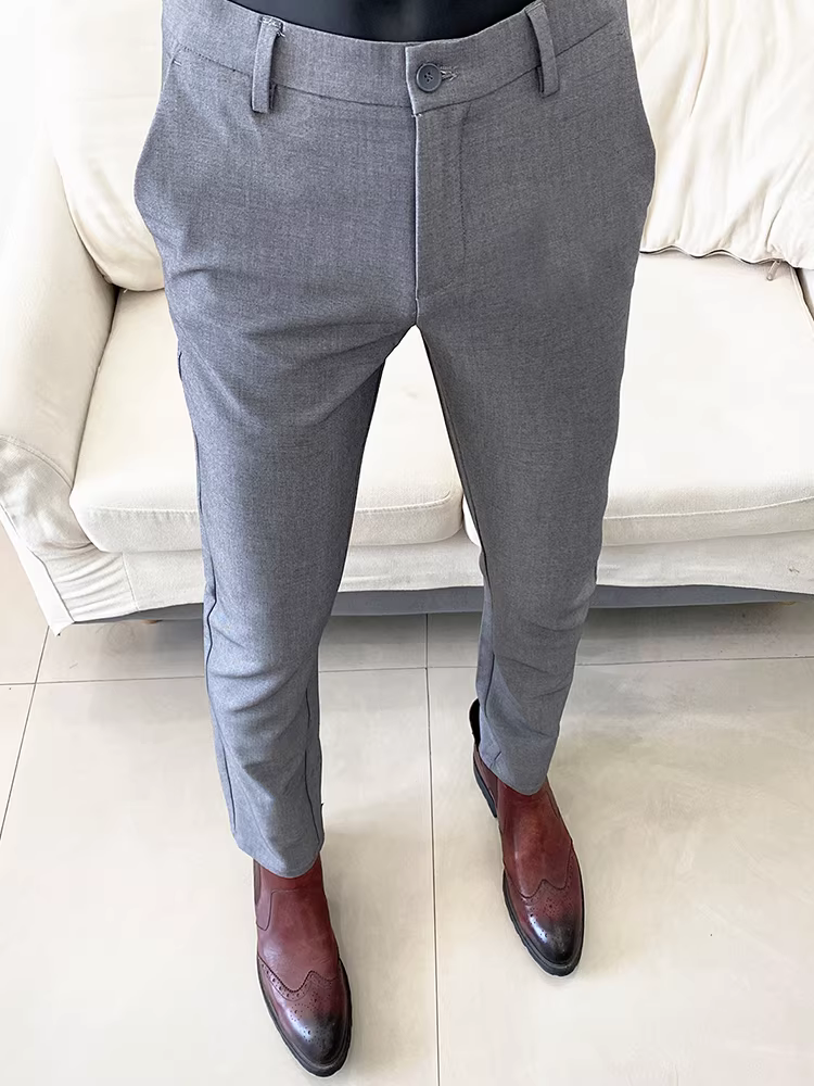 Quần âu nam chất liệu len và lyocell, kiểu dáng thời trang thu đông 2025, ôm dáng, ống côn, lịch lãm.