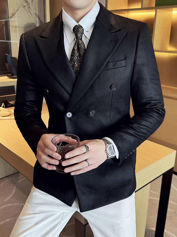 Áo blazer nam chất liệu vải tuýt kẻ caro, dáng ôm, kiểu Anh mới 2024, phong cách lịch sự nhưng vẫn trẻ trung.