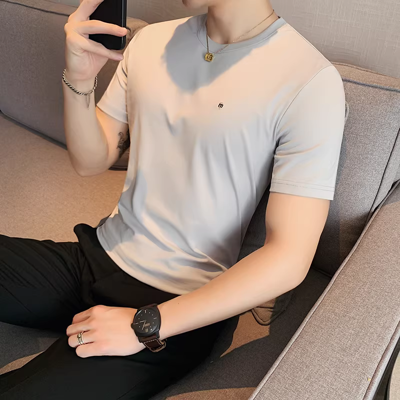 Áo thun nam tay ngắn chất liệu lụa đá, kiểu dáng Hàn Quốc mỏng nhẹ, ôm body, thêu họa tiết, cổ tròn, chất liệu mát mẻ, mặc thoải mái.