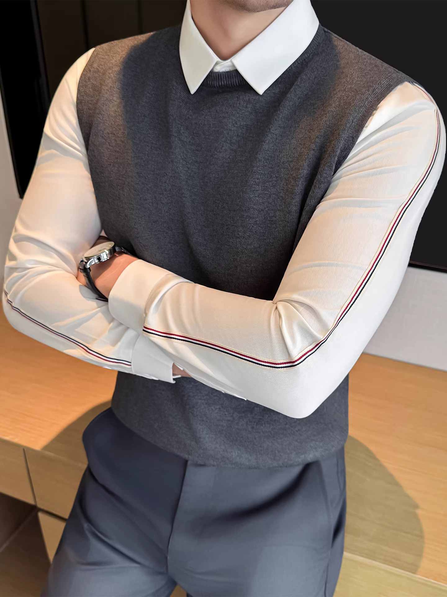 Áo len giả hai mảnh phối sọc, cổ áo sơ mi, dành cho nam, tay dài, kiểu dáng ôm body, chất liệu dệt kim, mới mùa đông, thích hợp cho công sở.