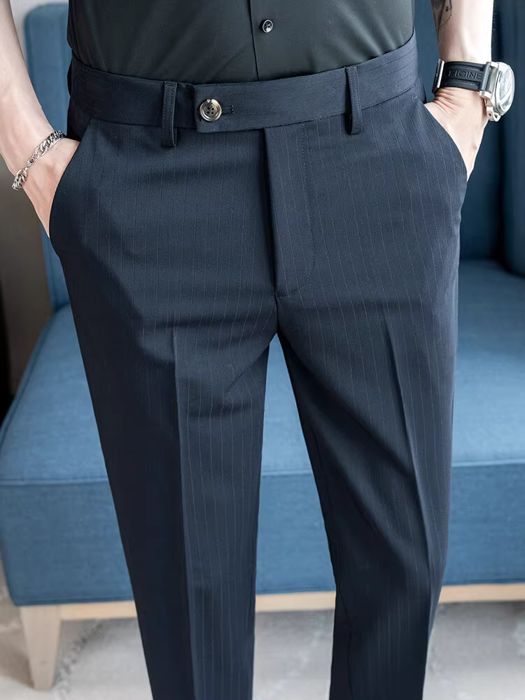 Quần âu nam kẻ sọc tối màu, kiểu dáng thoải mái, chất liệu tươi mát và mềm mại, đa năng, ôm dáng, dễ chăm sóc, chống nhăn.