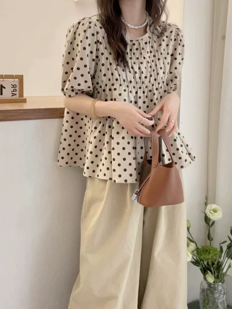 Áo sơ mi babydoll chấm bi kiểu mới hè 2025, dáng rộng, tay bồng xếp ly, giúp thon gọn dành cho nữ cỡ lớn.