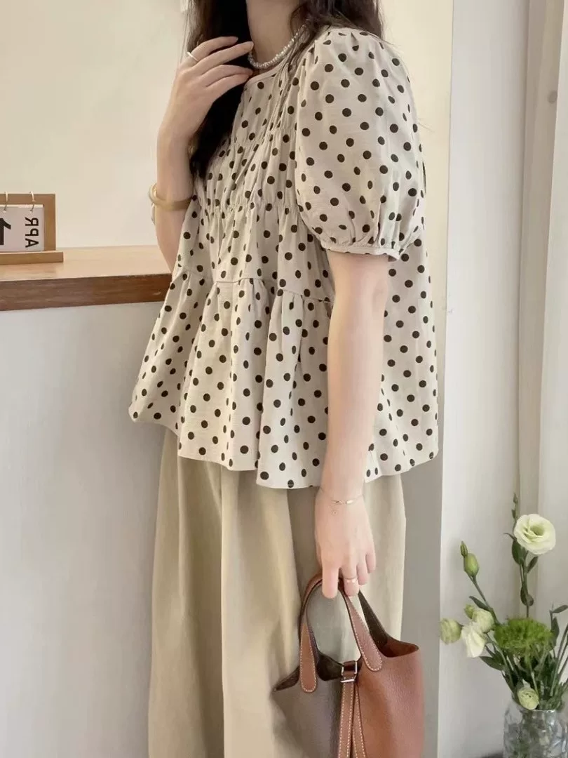 Áo sơ mi babydoll chấm bi kiểu mới hè 2025, dáng rộng, tay bồng xếp ly, giúp thon gọn dành cho nữ cỡ lớn.