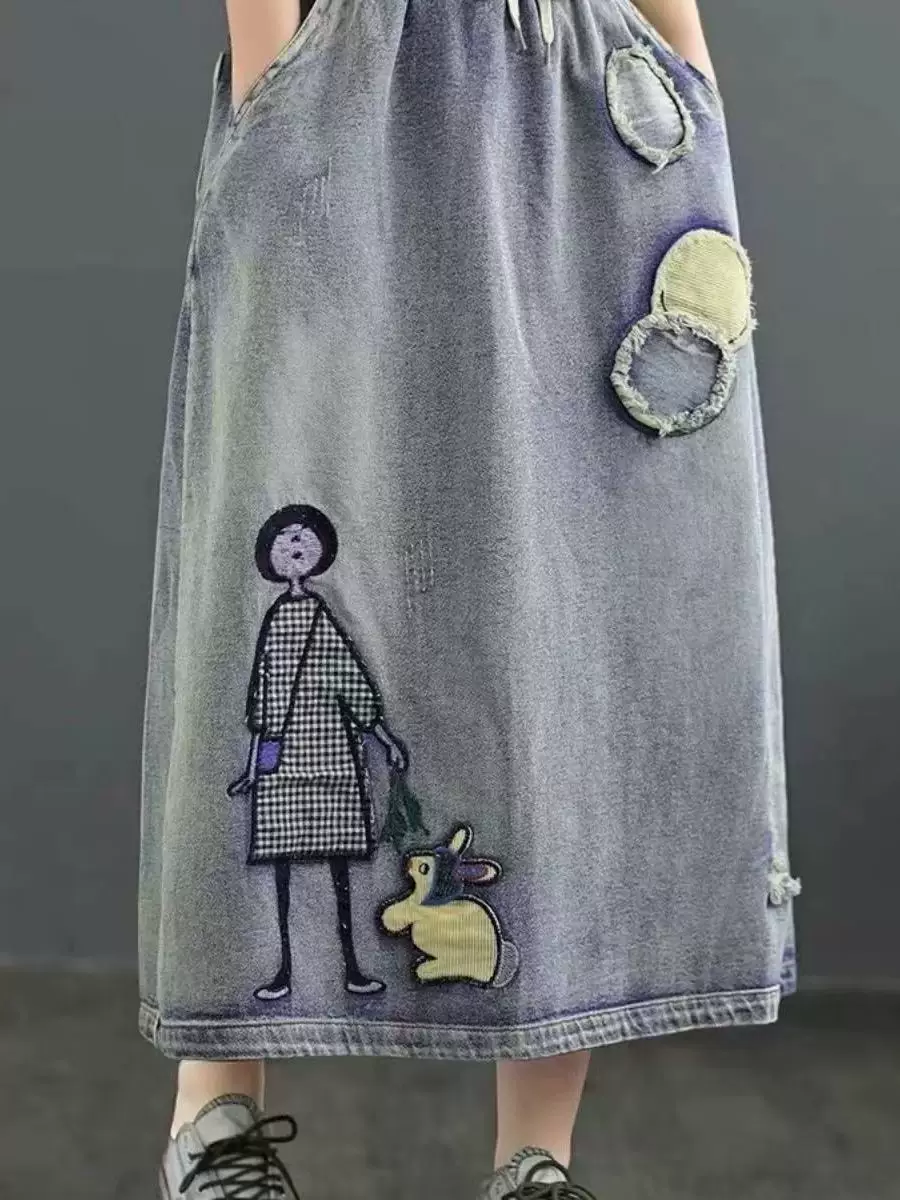 Váy denim chắp vá thêu hình cô bé hoạt hình cổ điển, có eo co giãn, phối màu cổ điển, váy dài vừa vặn giúp thon gọn dáng người cho mùa xuân và mùa thu.