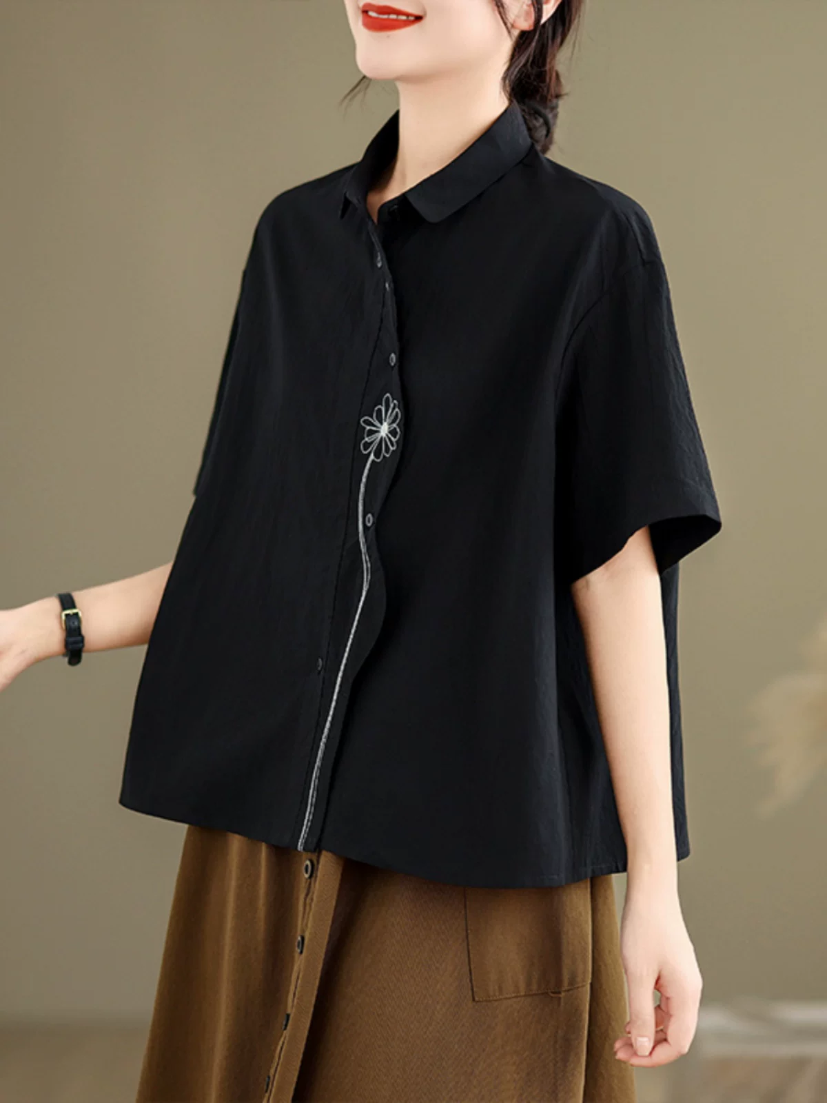 Áo sơ mi cotton nguyên chất thêu họa tiết, size lớn, kiểu dáng thời trang, tay ngắn, mùa hè mới, thiết kế tôn dáng, rộng rãi và đa năng dành cho nữ, hợp xu hướng.