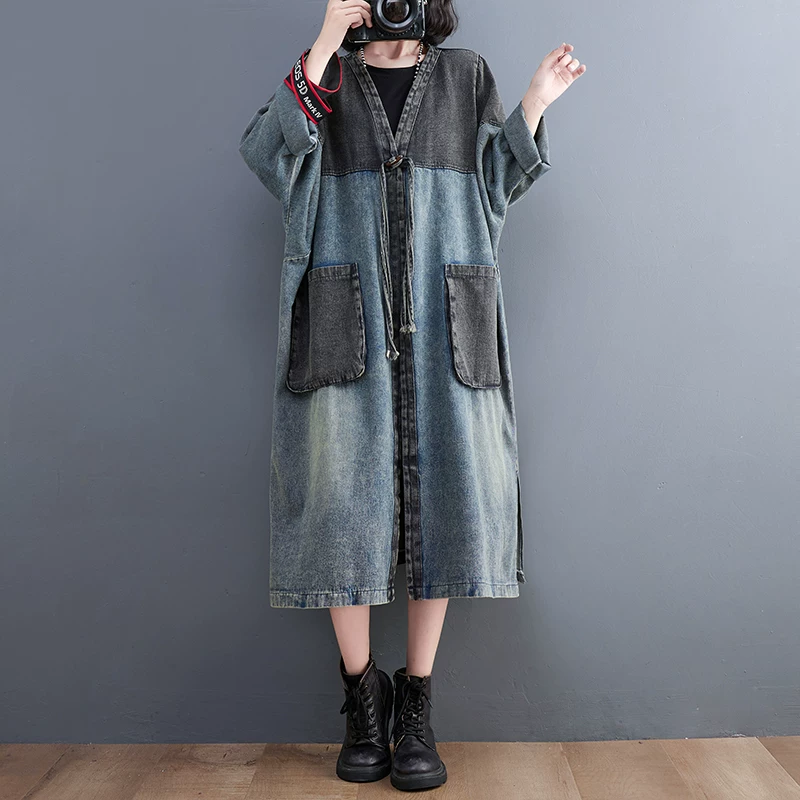 Áo khoác denim nữ dáng rộng, màu phối, túi lớn, kiểu dáng mùa thu, size lớn, chất liệu denim đã qua xử lý làm cũ, kiểu áo khoác dài dáng trench coat.