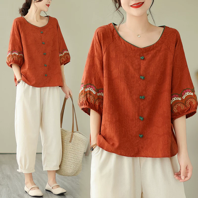 Bộ thời trang dành cho mẹ trẻ: áo sơ mi cài cúc kiểu dáng nghệ thuật chất liệu jacquard và quần harem ngắn chất liệu ramie, bộ hai món phong cách thường ngày.