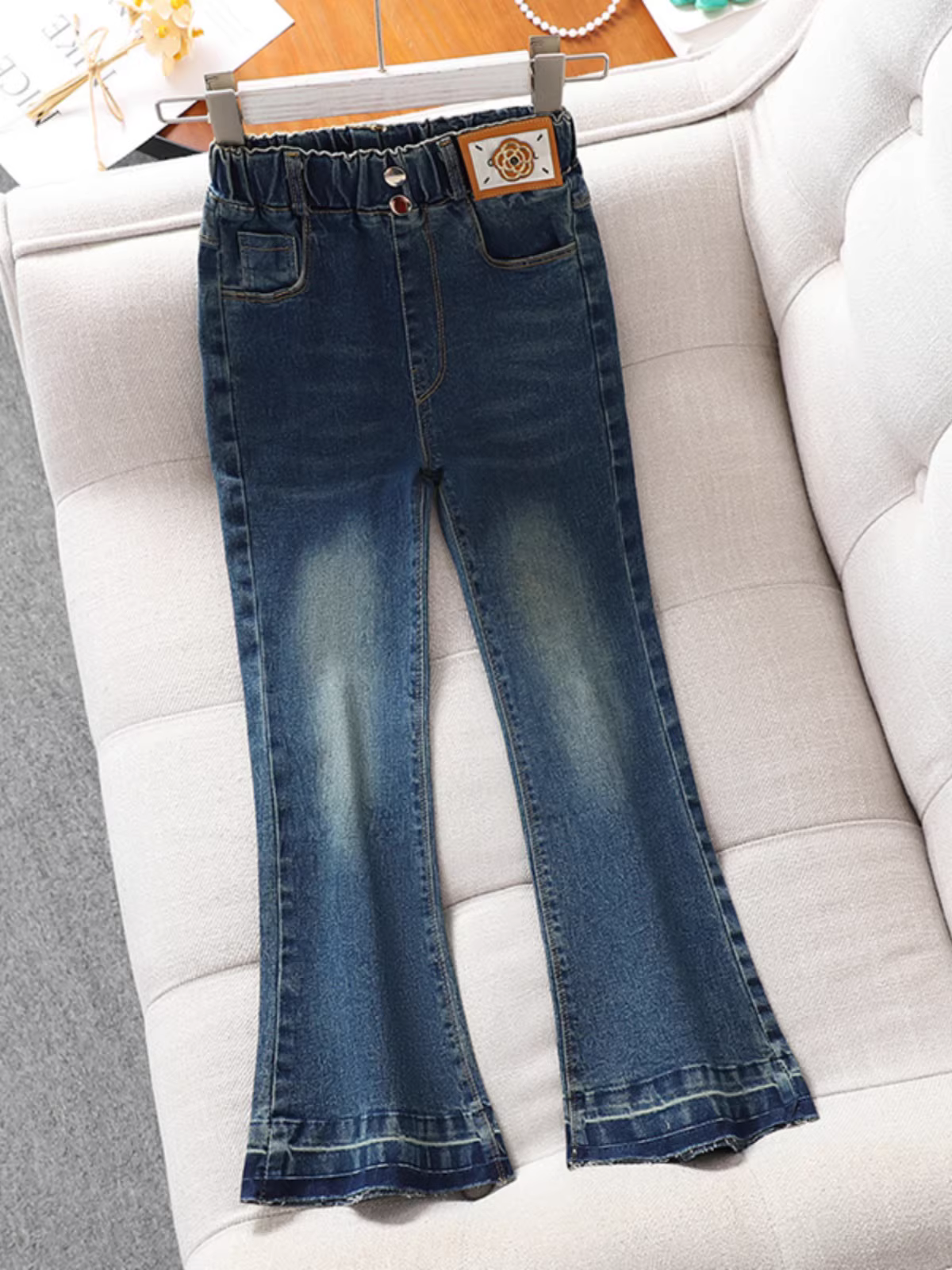 Quần bé gái xuân thu 2025 kiểu mới quần jean ôm dáng thời trang trẻ em quần loe mùa thu