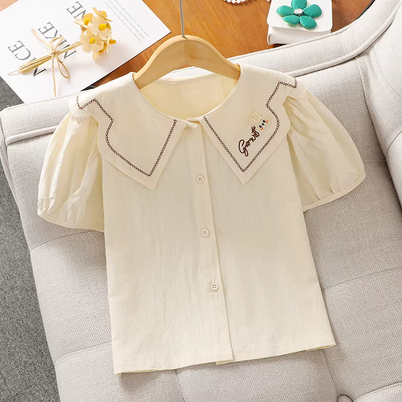 Bộ trang phục hè 2025 kiểu mới cho bé gái lớn, áo ngắn tay cổ búp bê phối quần lửng, bộ hai mảnh dáng rộng chất liệu mỏng nhẹ, phong cách thường ngày