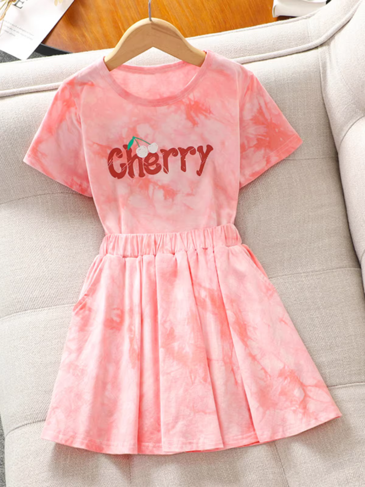 Bộ trang phục hè hai mảnh kiểu dáng thể thao thời trang cho bé gái năm 2025, chân váy ngắn