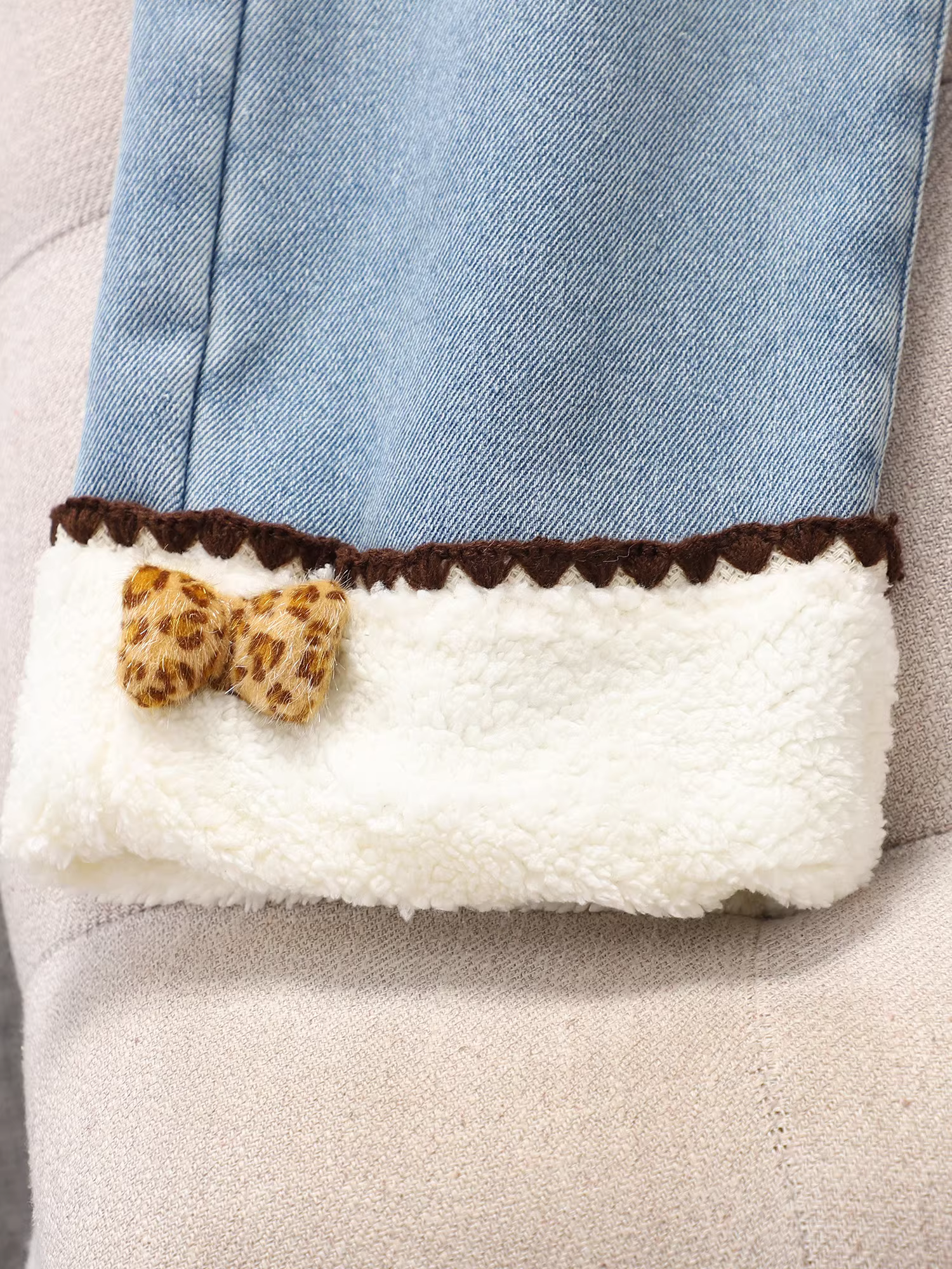 Quần jeans nữ bé gái mùa đông 2025 kiểu mới, quần ống rộng lót lông dày giữ ấm cho bé gái lớn, quần ống đứng lót lông liền thân