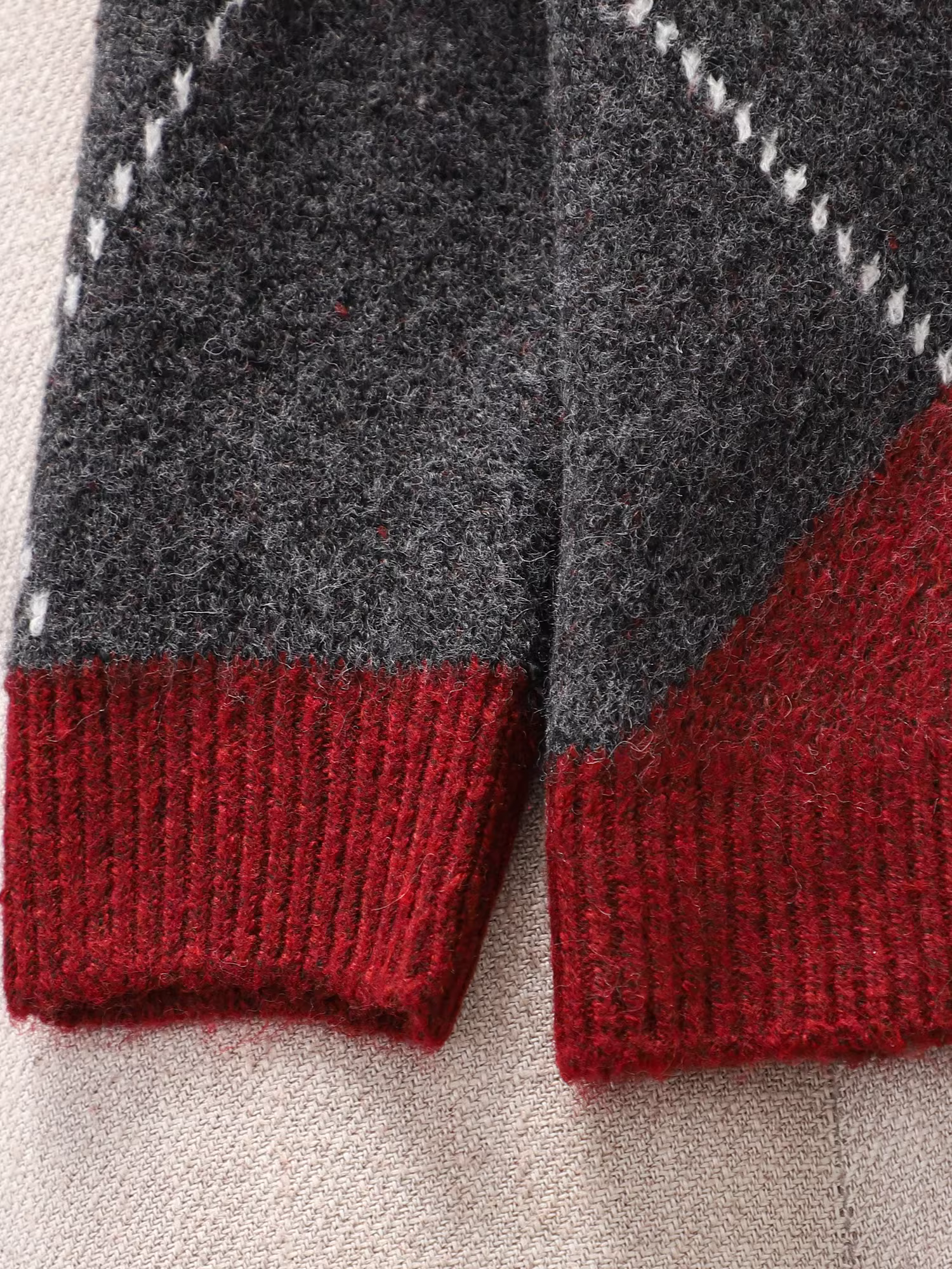 Áo len cổ chữ V họa tiết kim cương ren dành cho bé gái 2025 kiểu dáng mới kiểu dáng lười biếng áo dáng rộng kiểu Hàn Quốc dành cho trẻ em