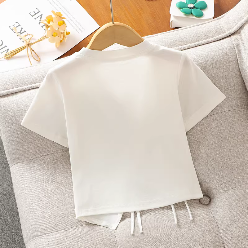 Bộ trang phục hè cho bé gái kiểu mới 2025, áo thun ngắn tay xẻ tà cho bé gái lớn, quần jean ống rộng mỏng cho trẻ em