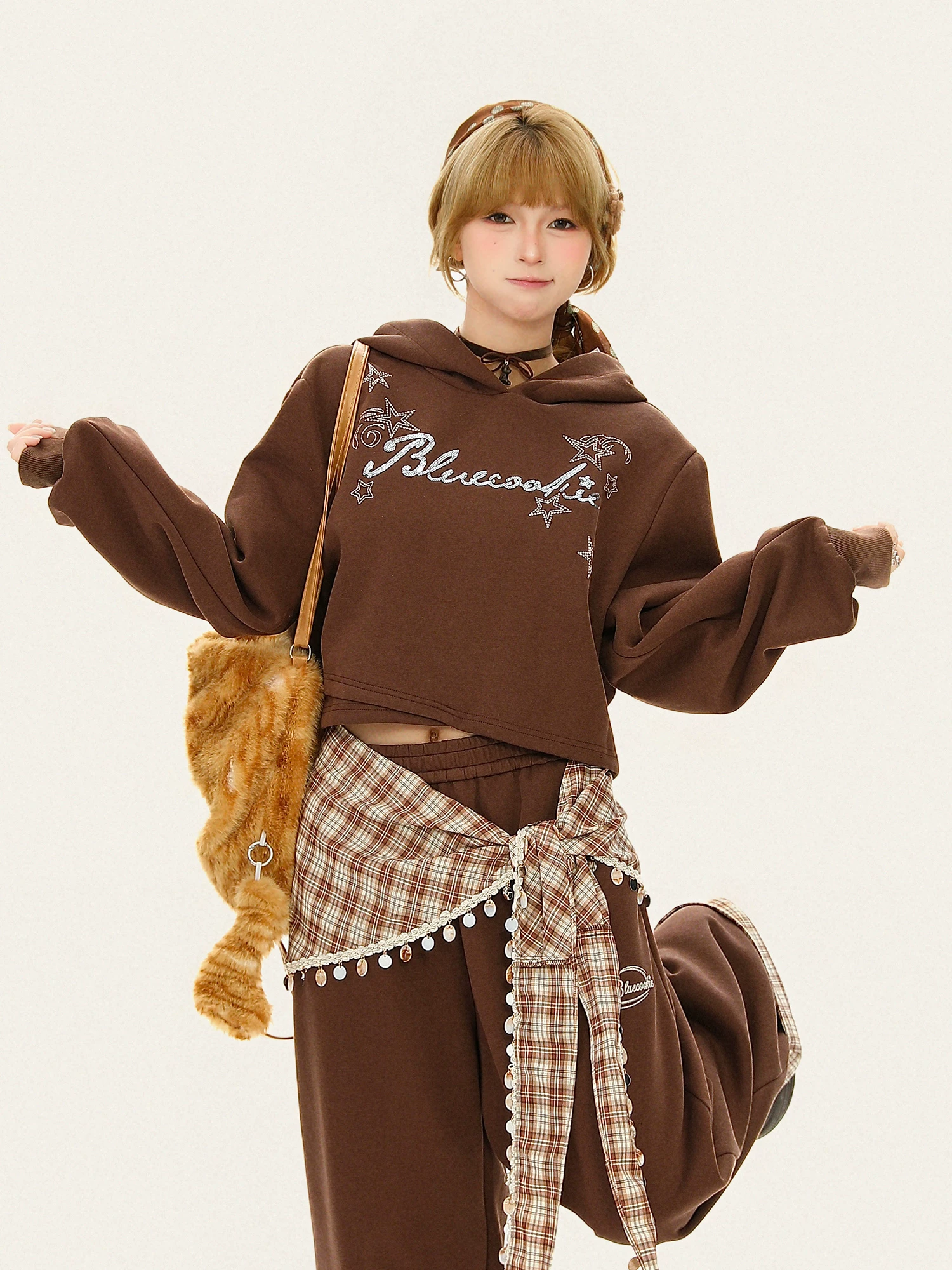 Áo hoodie nữ phối đá pha lê in chữ thời trang, thiết kế thu đông, kiểu dáng rộng, ngắn tay.