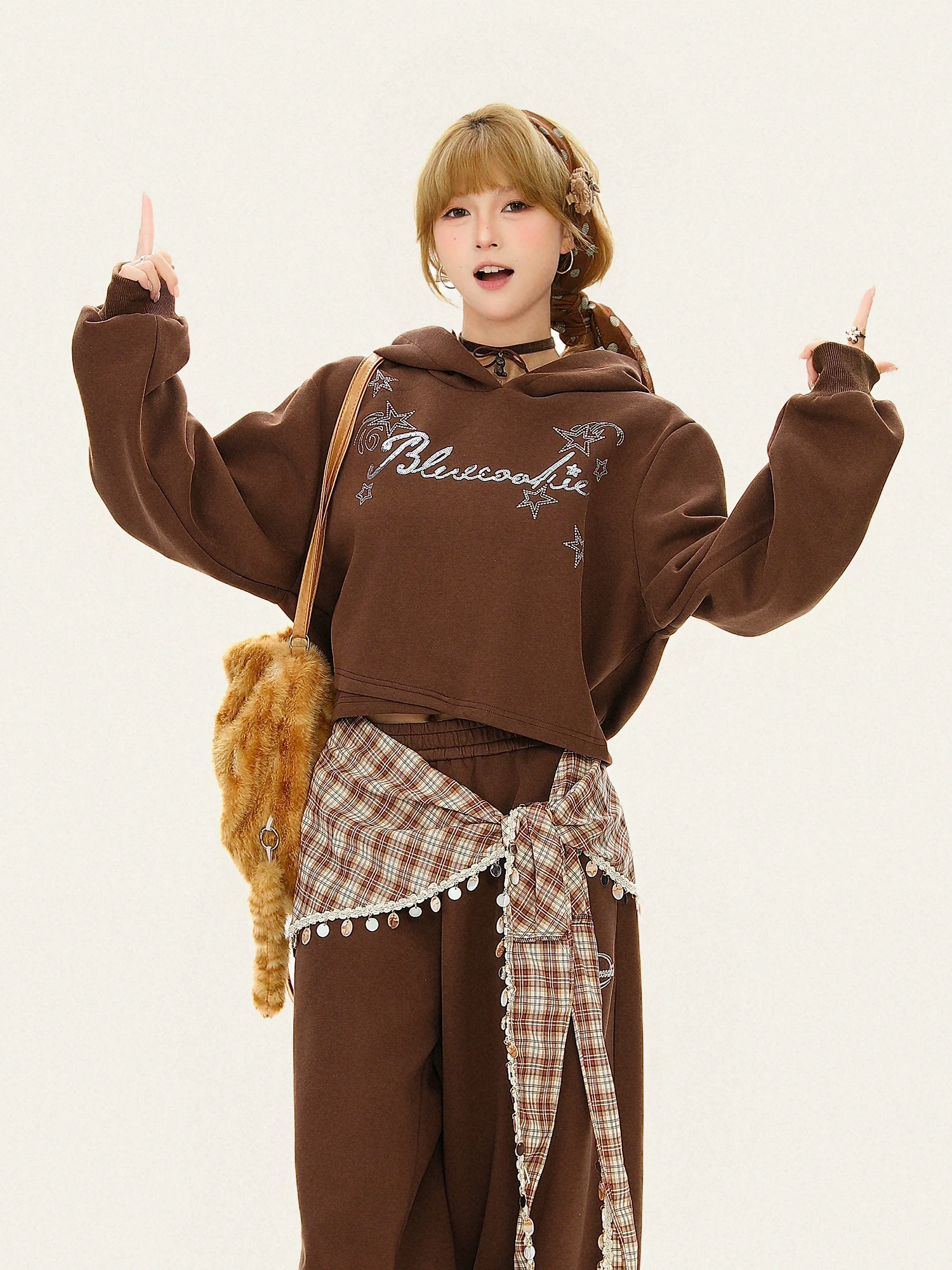 Áo hoodie nữ phối đá pha lê in chữ thời trang, thiết kế thu đông, kiểu dáng rộng, ngắn tay.