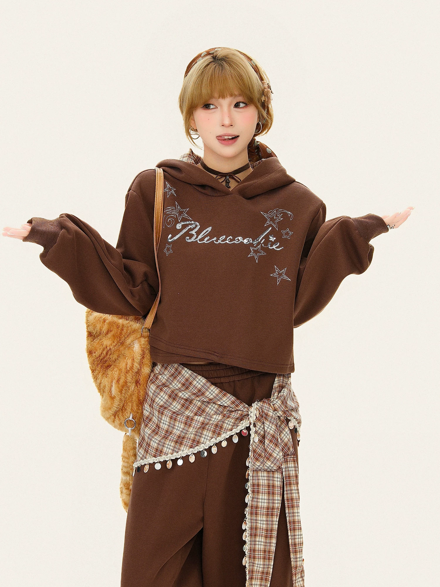 Áo hoodie nữ phối đá pha lê in chữ thời trang, thiết kế thu đông, kiểu dáng rộng, ngắn tay.