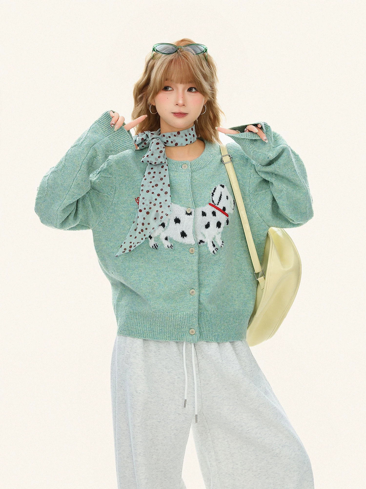 Áo len cardigan dáng rộng cổ tròn dễ thương dành cho nữ với phong cách ngọt ngào và thêu hình chú chó con dễ thương, thích hợp cho mùa thu đông.