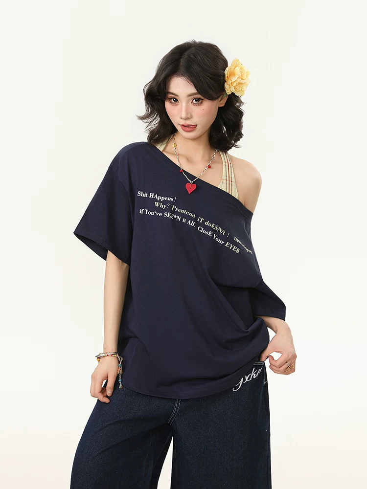 Áo thun nữ tay ngắn in chữ, thiết kế lệch vai, dáng rộng mùa hè, phối cùng bộ hai mảnh áo hai dây.