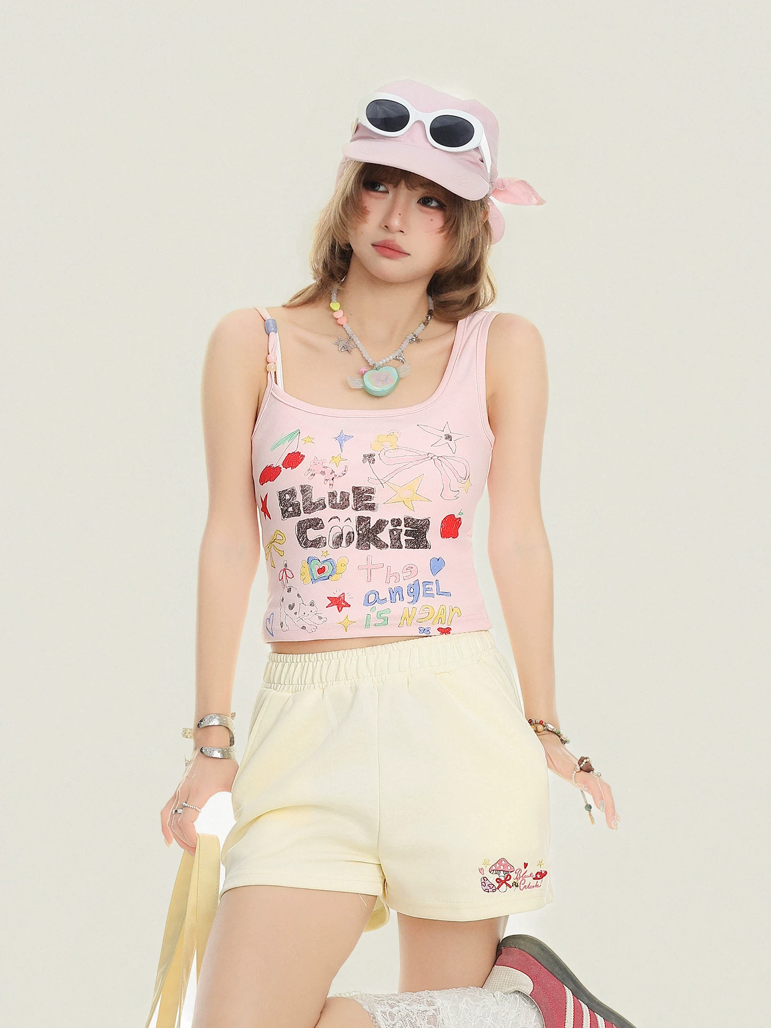 Áo camisole vintage họa tiết graffiti thời thượng và vui nhộn dành cho nữ, áo ngắn ôm dáng ngọt ngào và cá tính mùa hè.