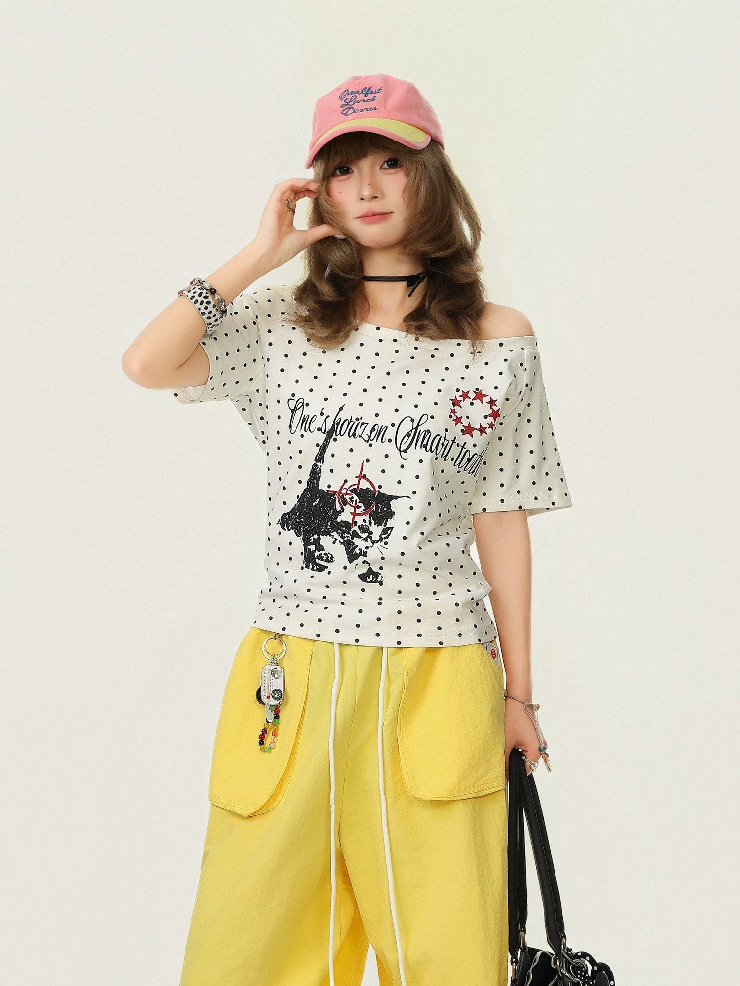 Áo thun ngắn tay Bulu Biscuit Fun Cat Print Polka Dot cổ bất đối xứng lệch vai dành cho nữ, áo thun mùa hè dáng rộng thông thường đa năng.