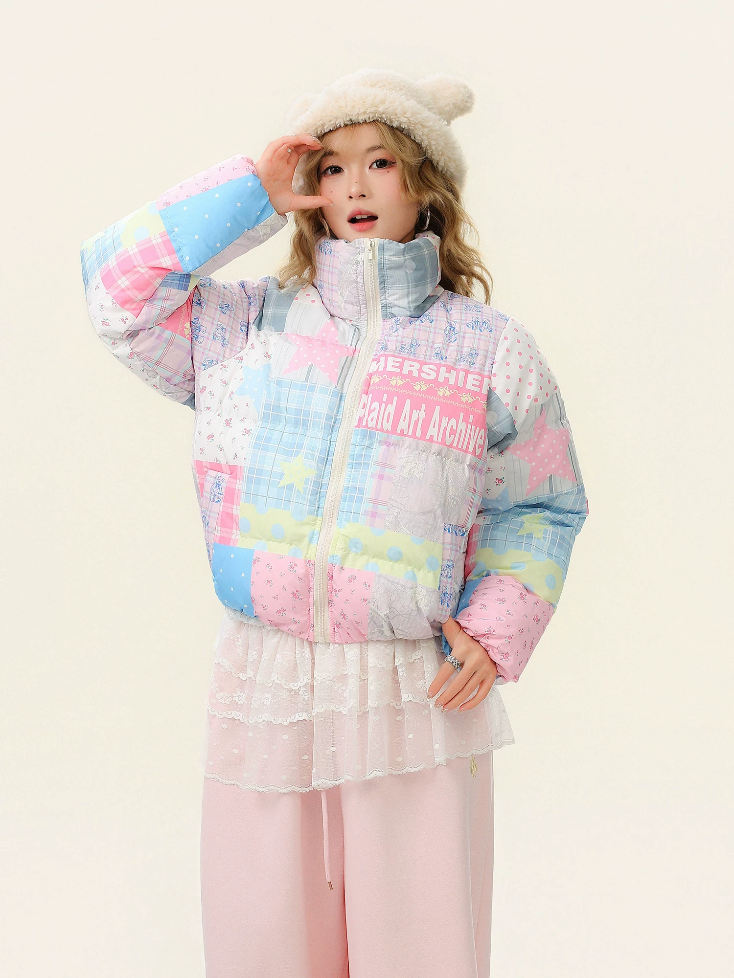 Áo khoác cotton ấm áp, dáng rộng, hợp thời trang dành cho nữ mùa đông, có họa tiết kẻ sọc nhiều màu sắc và thiết kế cổ đứng.