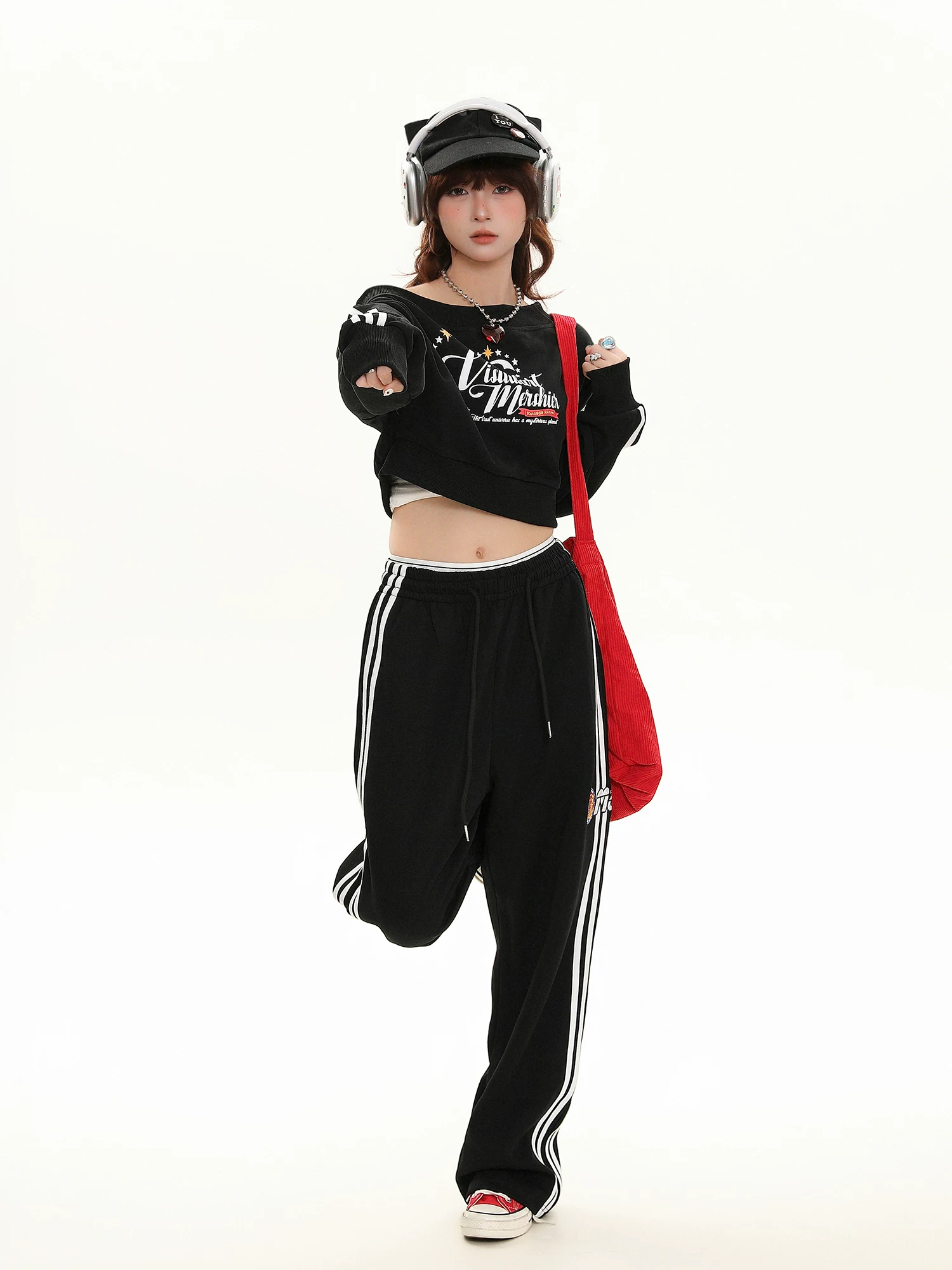 Áo sweatshirt nữ tay dài, kiểu Mỹ, in hình trái tim, chất liệu mềm mại, dáng rộng, phong cách casual, mùa thu 2025, thương hiệu Bulu Biscuit.