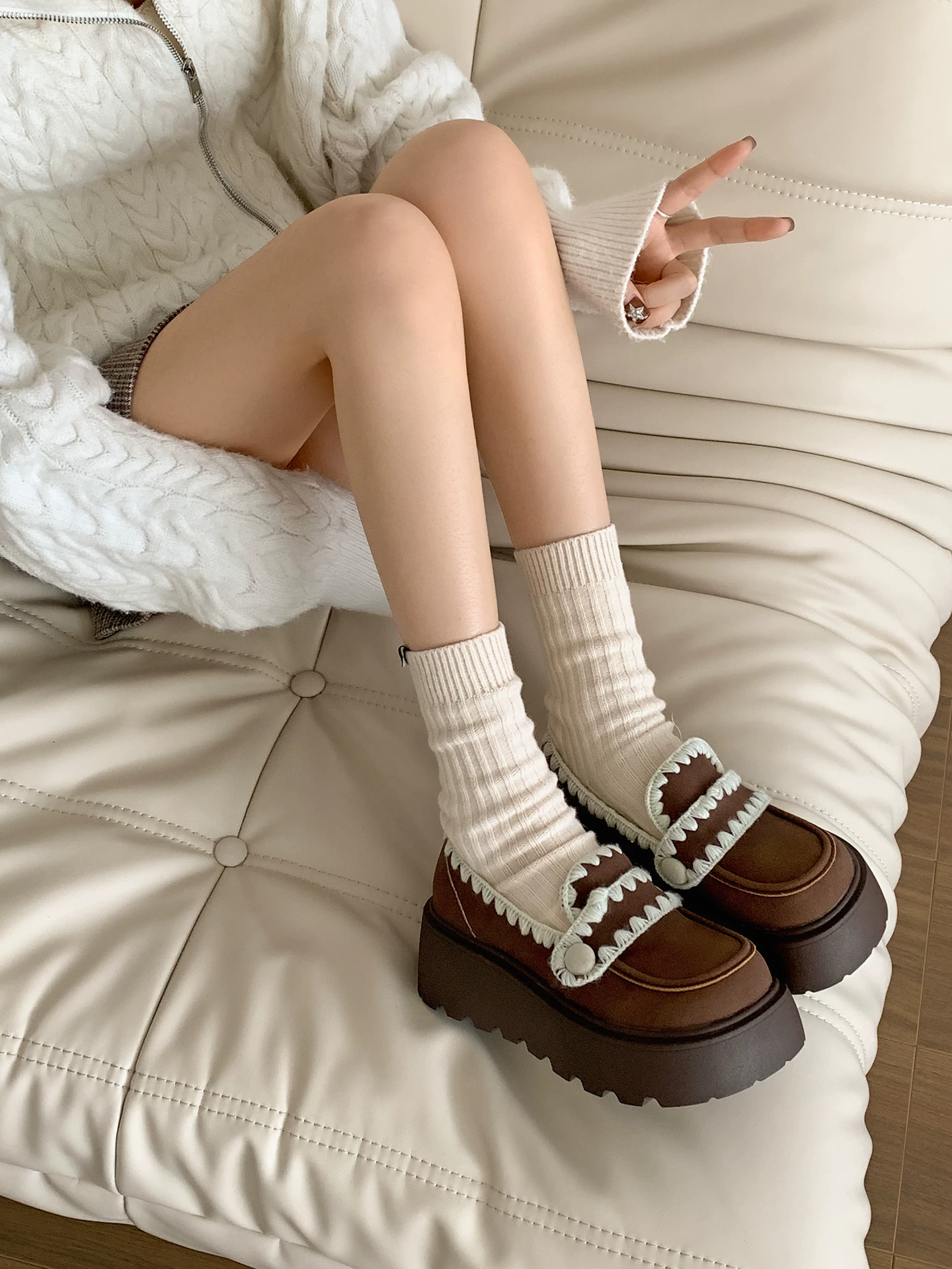 Giày da đế dày kiểu Anh cho nữ 2025, mẫu mới thu đông, đa năng, kiểu retro, lót lông cừu, kiểu lười, giày vải cotton