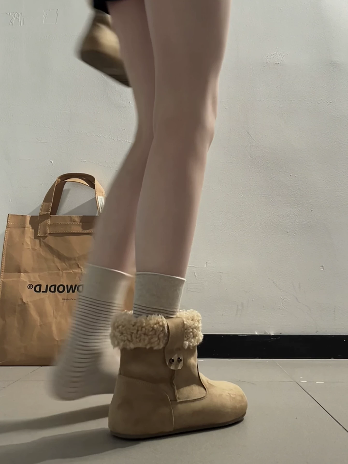 Giày bốt đi tuyết đế dày màu nâu cổ điển lót lông cừu dành cho nữ, trang phục mùa đông mới 2025, giày cotton kiểu Birkenstock ấm áp và chống trơn trượt.