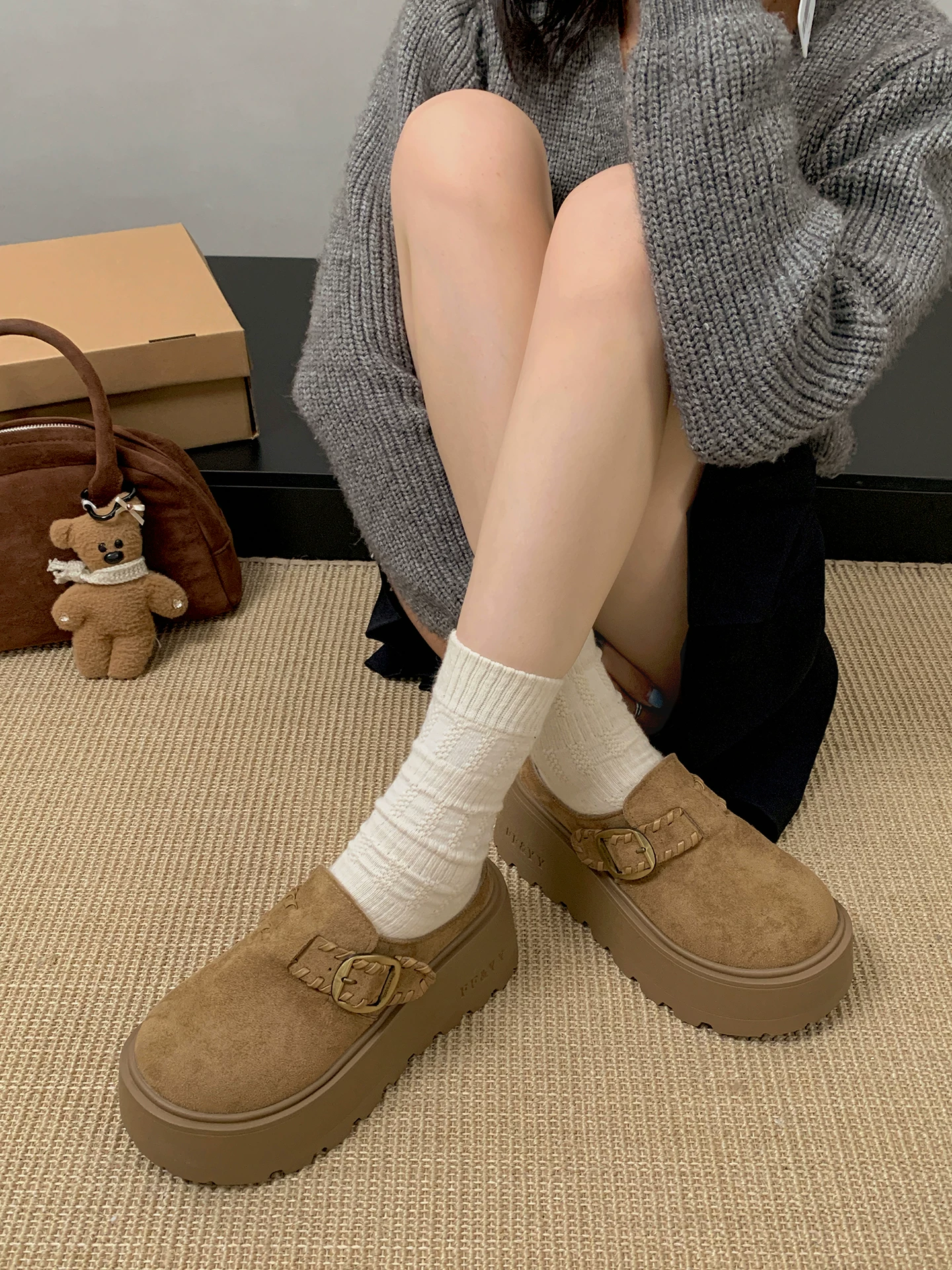 Giày Birkenstock đế dày kiểu retro màu nâu dành cho nữ, mẫu mới thu đông 2025, có lớp lót lông cừu, chống trơn trượt, tăng chiều cao, kiểu bít mũi.