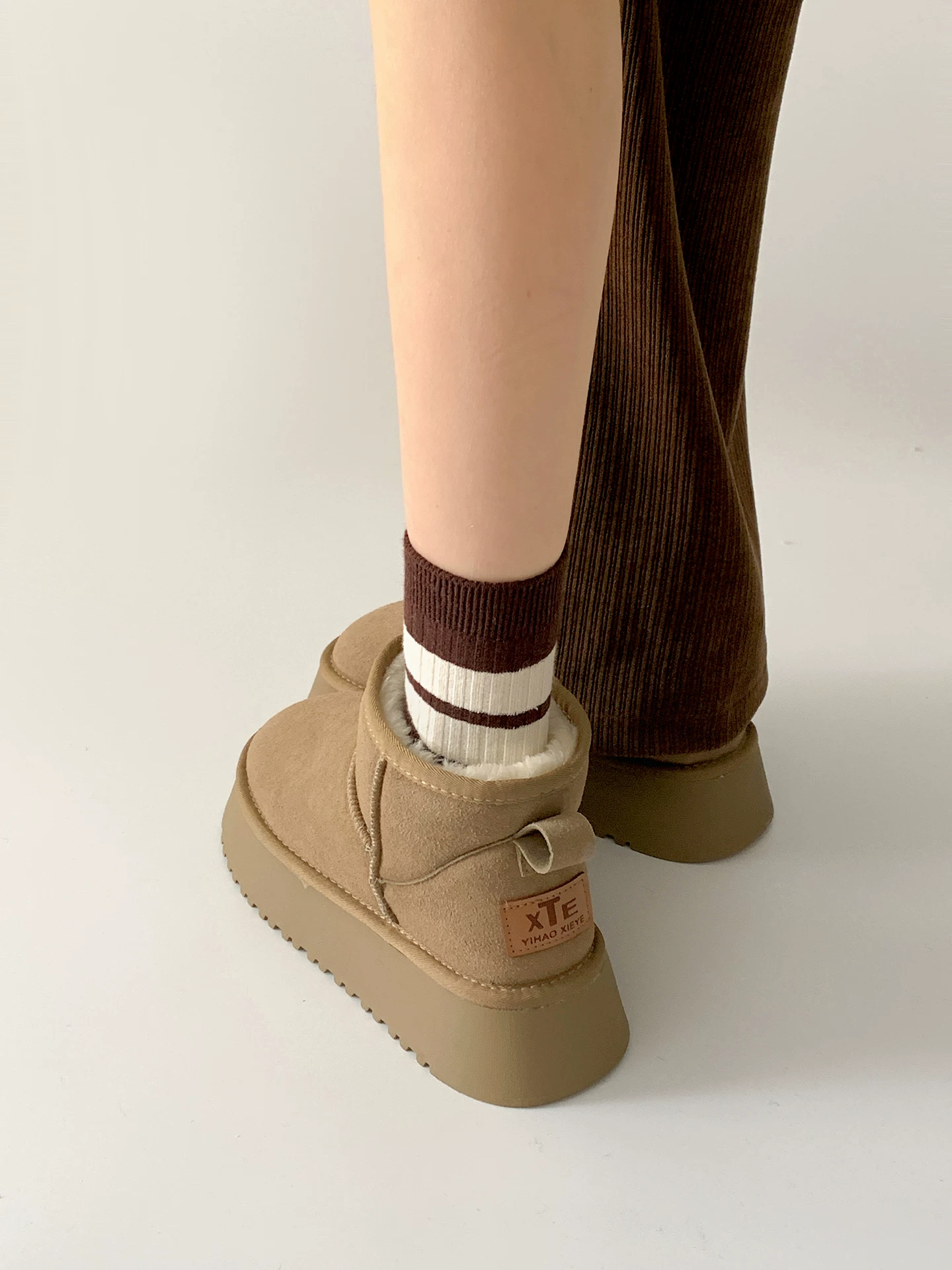 Giày bốt tuyết đế dày lót lông cừu kiểu cổ điển Nam Trung Quốc dành cho nữ 2025 Mẫu mới mùa đông ấm áp đi ngoài trời chống trơn trượt Giày bông Đông Bắc