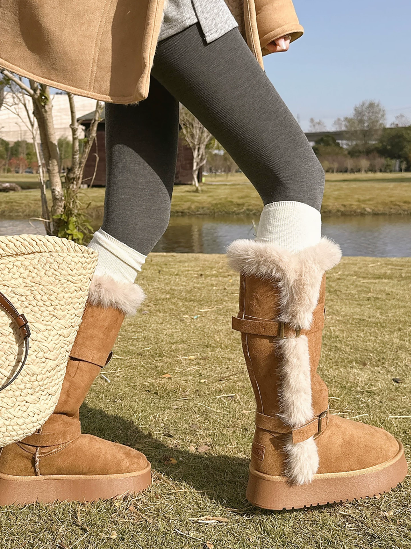 Giày bốt tuyết cao cổ đế dày màu xám cổ điển dành cho nữ, giày bông giữ ấm mùa đông mới năm 2025 dành cho vùng Đông Bắc.