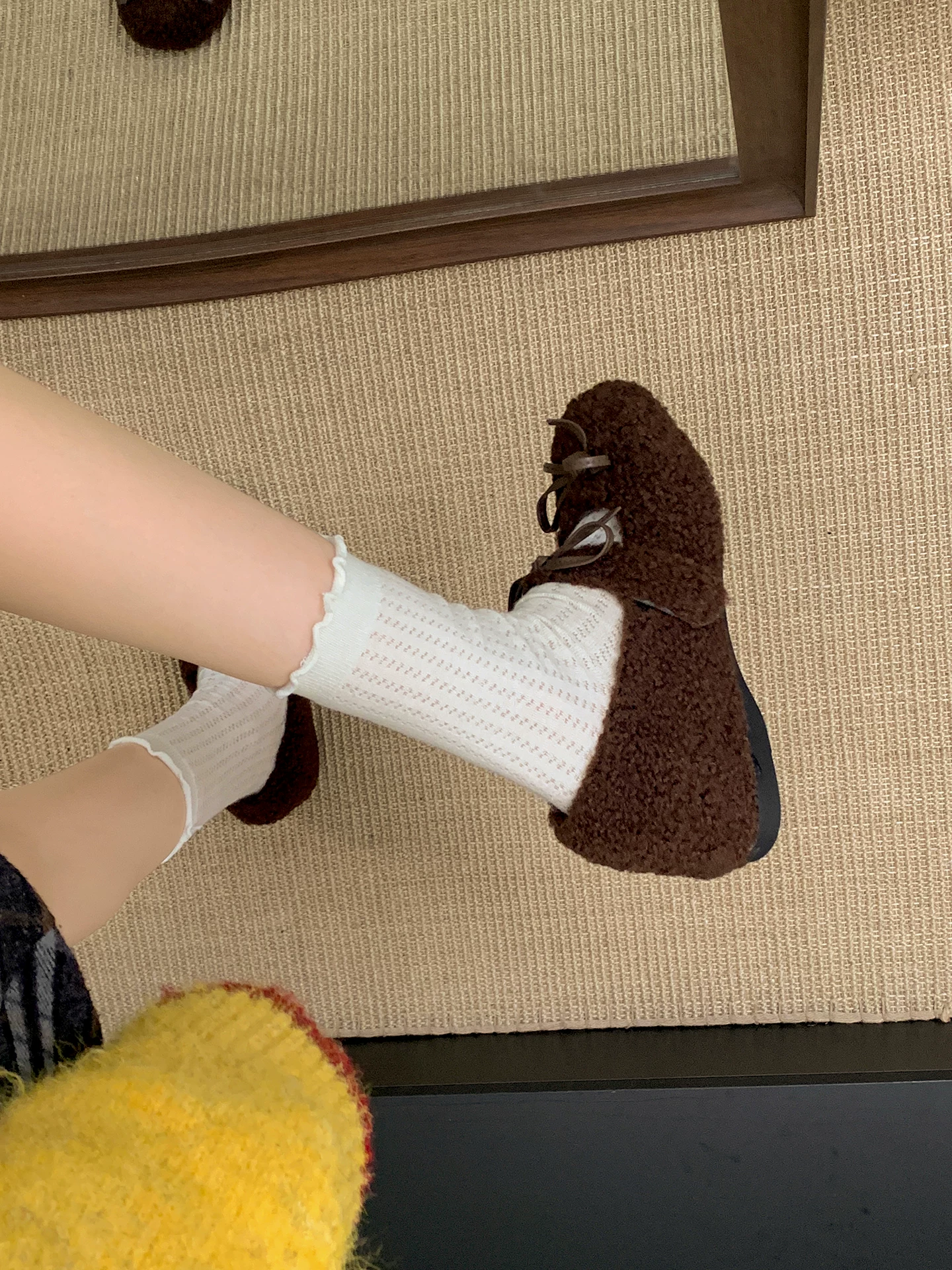 Giày đế bằng cổ điển màu trắng có độ tăng chiều cao ẩn, miệng giày nông, giày lông dành cho nữ, kiểu dáng thu đông mới 2025, đa năng với chân váy, giày cotton lót lông cừu.