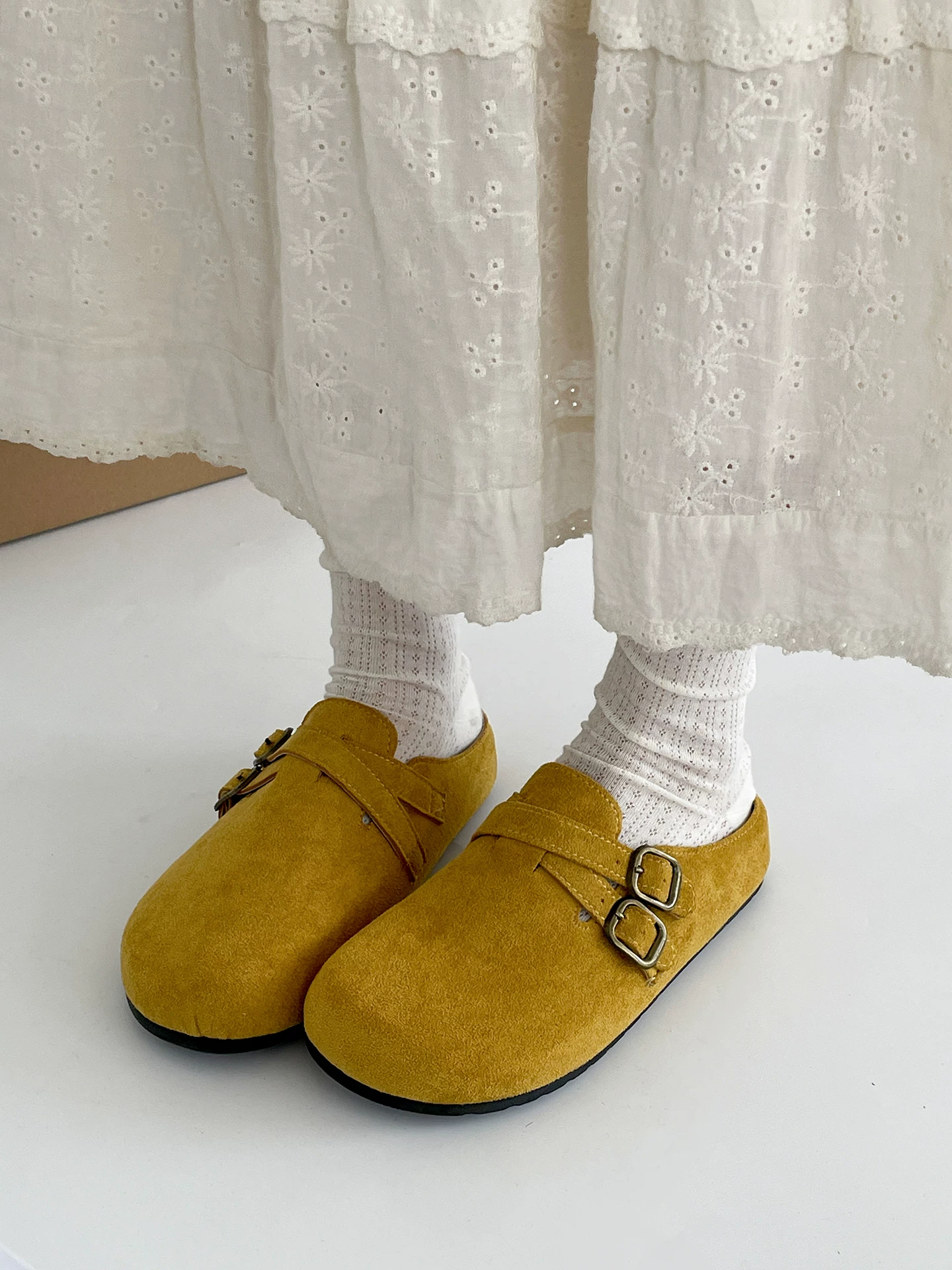 Dép nữ đế dày cổ điển màu vàng, kiểu mới mùa thu 2025, thích hợp phối với váy, kiểu giày Birkenstock nửa đế.