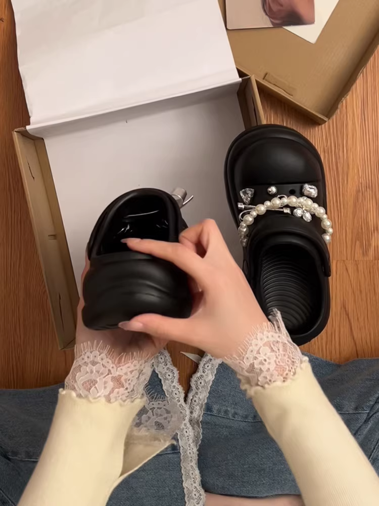 Dép đế xuồng đen phối chân váy, sandal nữ mùa hè 2025 mới, tăng chiều cao, đi ngoài trời, mũi kín