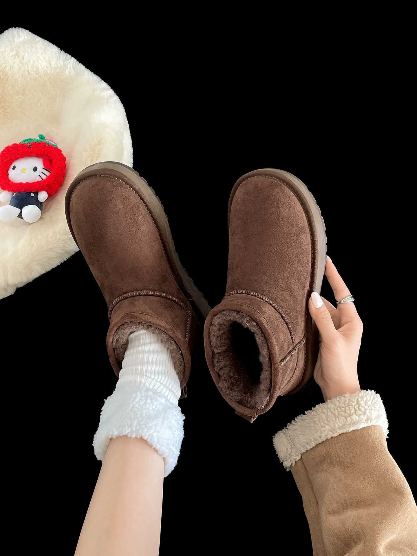 Giày bốt tuyết nữ đế dày lót lông cừu màu nâu cổ điển, kiểu Birkenstock, giữ ấm mùa đông 2025, tăng chiều cao, chất liệu cotton Đông Bắc