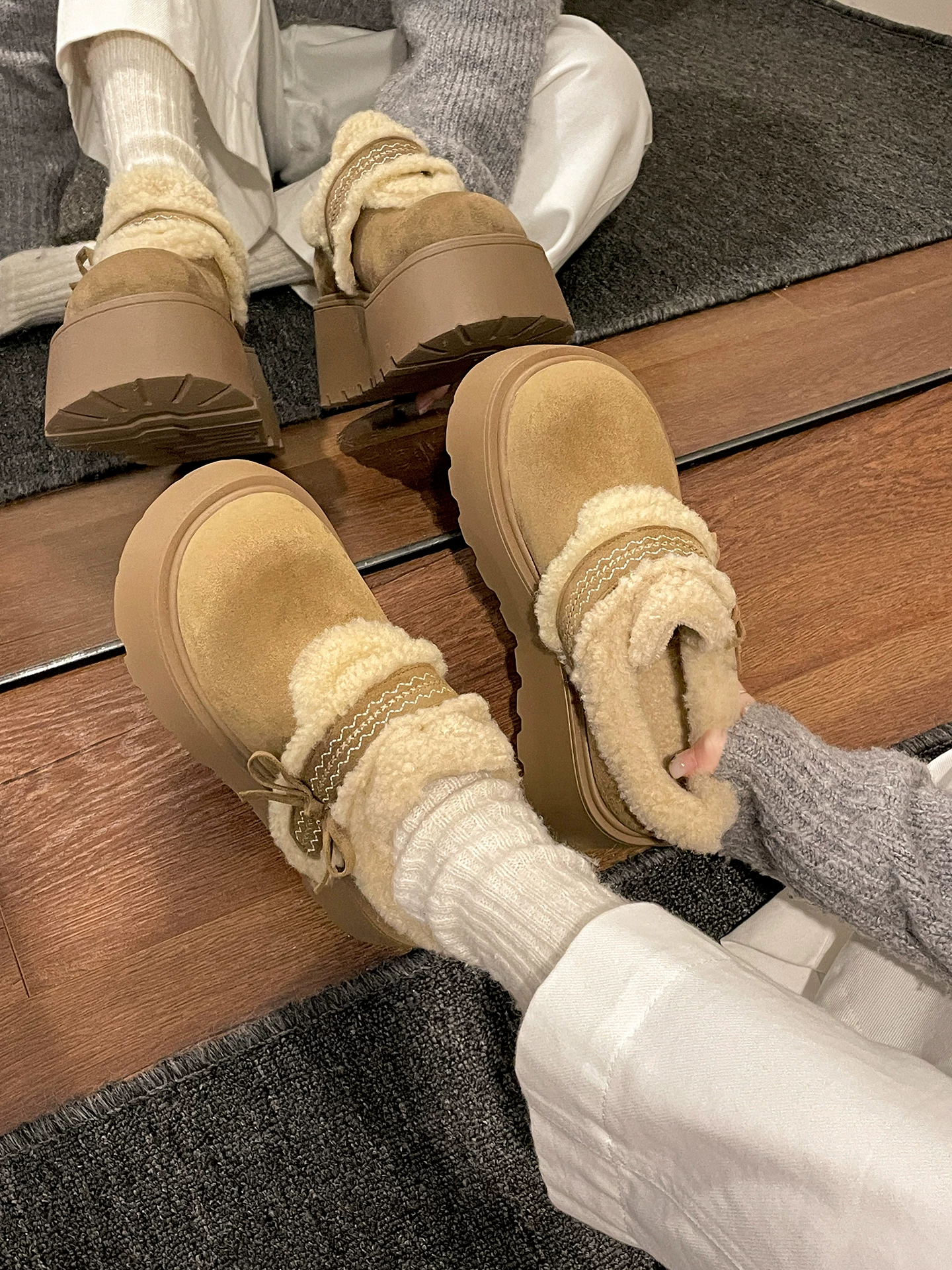 Giày cotton đi tuyết đế dày, lót lông cừu, chống trơn trượt dành cho nữ, kiểu mới mùa đông 2025, đi ngoài trời, ấm áp, tăng chiều cao, kiểu retro Birkenstock.