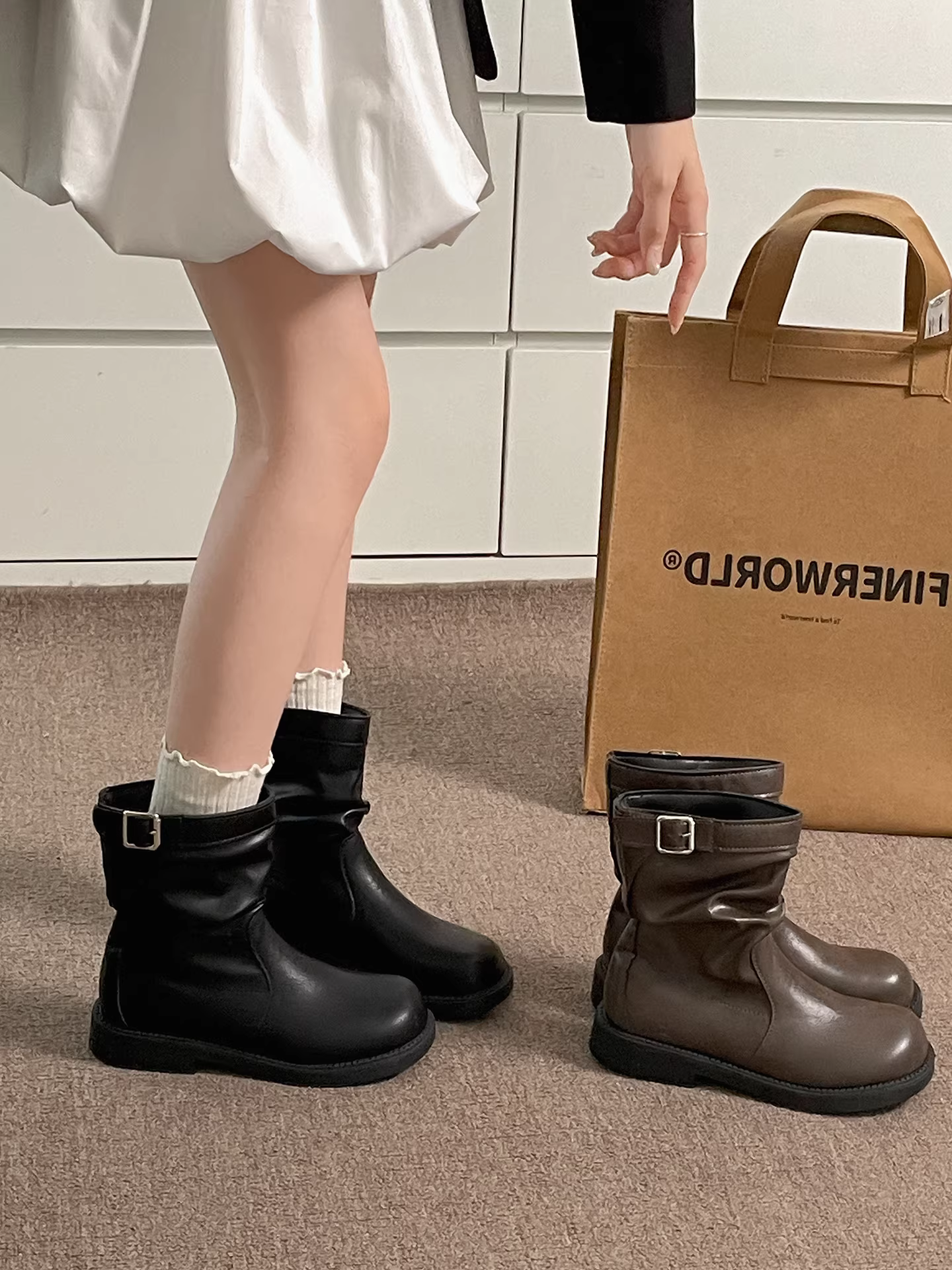 Giày bốt Martin đế dày phong cách Anh quốc cao cấp màu đen cổ điển dành cho nữ, kiểu dáng thu đông mới 2025, phối cùng chân váy giúp trông thon gọn hơn, kiểu dáng lười.