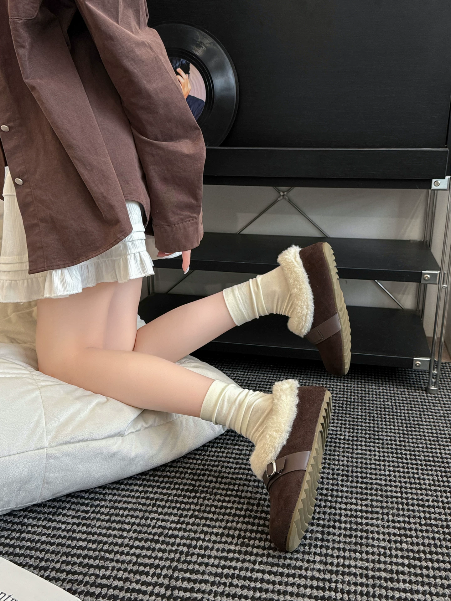 Giày Birkenstock đế dày cổ điển màu trắng, tăng chiều cao, lót lông mềm mại, ôm trọn bàn chân dành cho nữ, mẫu mới mùa đông 2025, giày bông ấm áp lông xù.