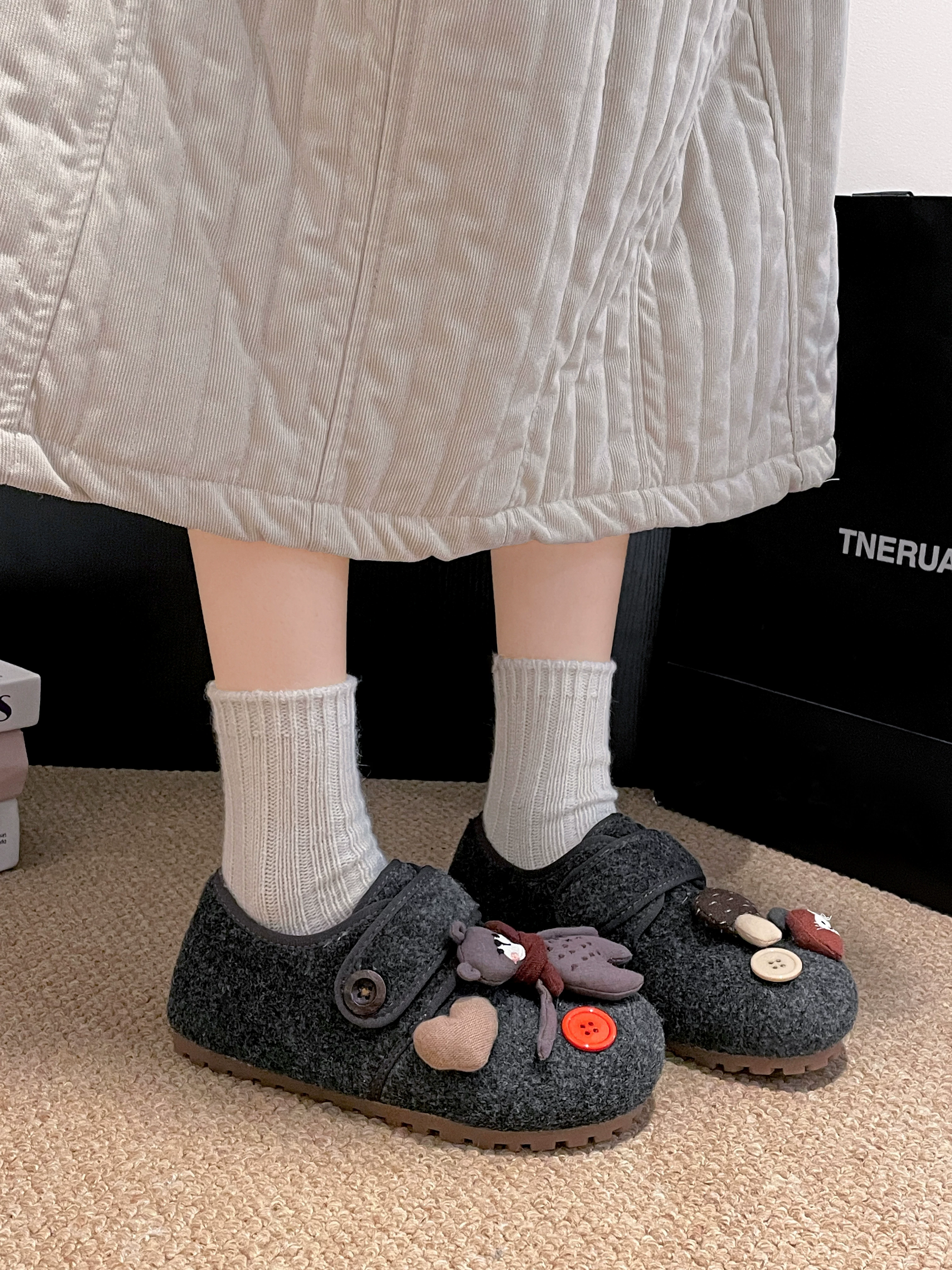 Giày nhung retro đế dày chống trơn lông mềm dành cho nữ, mặc ngoài mùa đông 2025, kiểu mới tăng chiều cao, đế mềm giữ ấm, kiểu Birkenstock bằng cotton