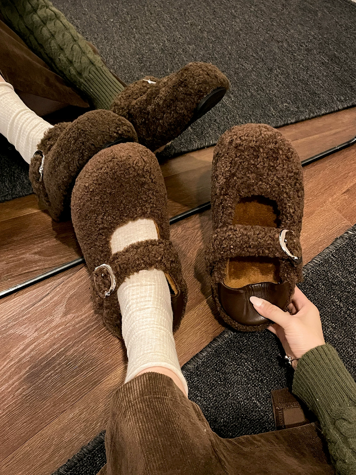 Giày lông cừu dày dặn, lót lông ấm áp, đế dày, dành cho nữ, thích hợp đi ngoài trời, mẫu mới mùa đông 2025, size nhỏ, chống trơn trượt, kiểu Birkenstock