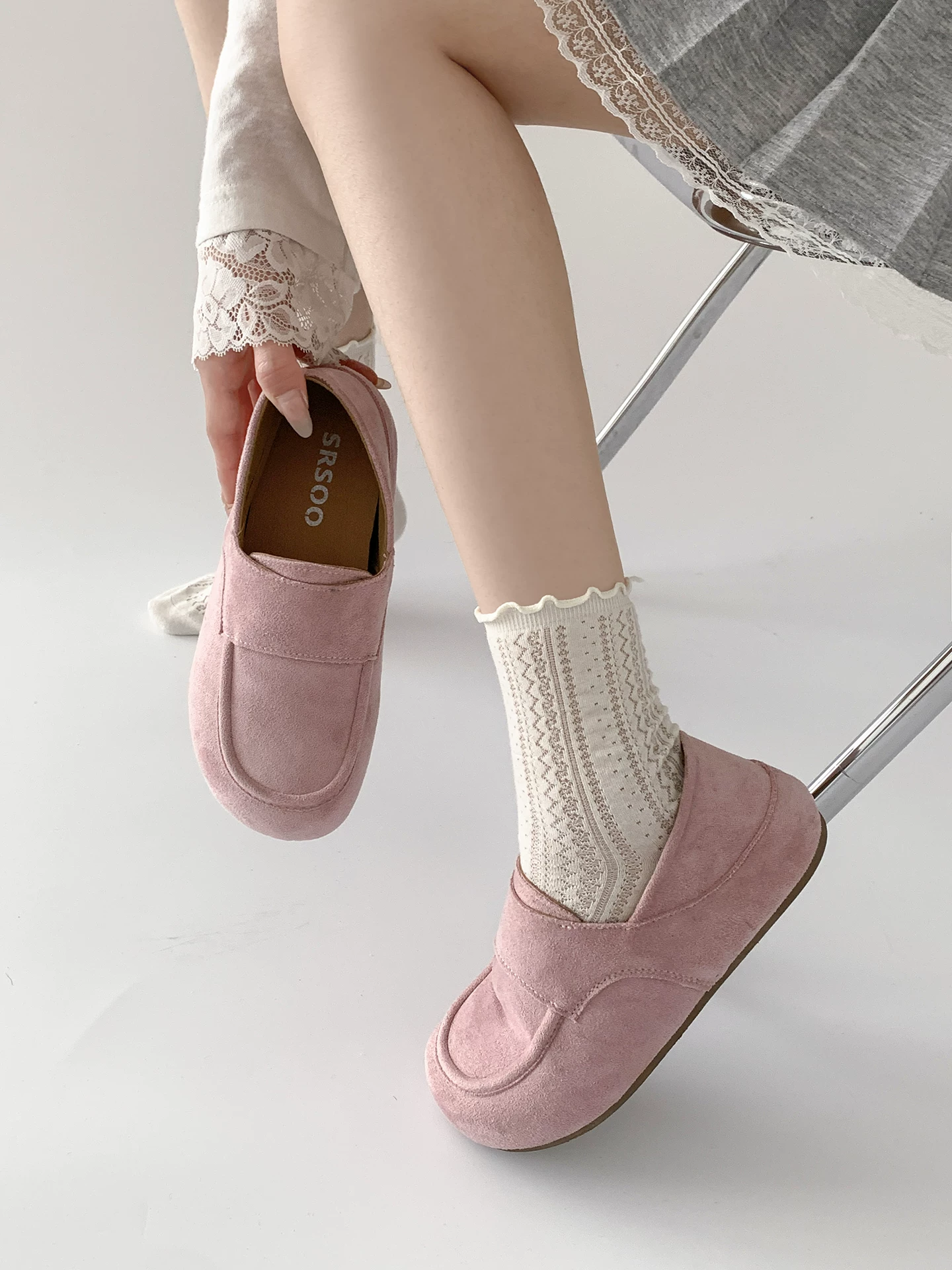 Giày Birkenstock đế bằng kiểu cổ điển, dành cho nữ, áo khoác ngoài mùa thu, kiểu mới 2025, phối được với váy, giày đế mềm, đa năng.