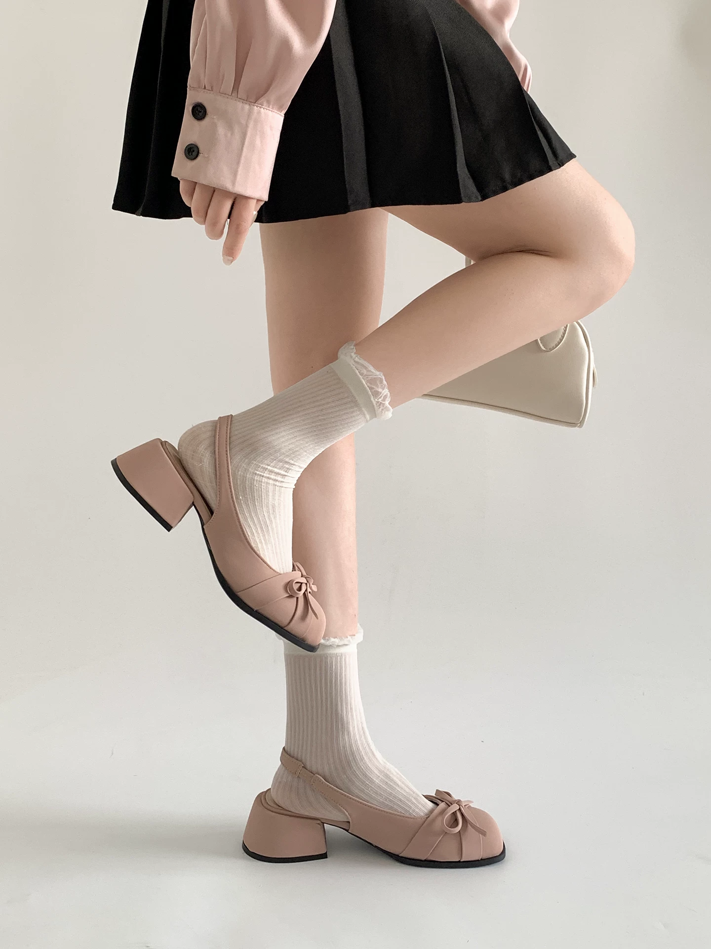 Dép sandal nữ đế thô màu trắng cổ điển, kiểu mới hè 2025, thích hợp phối cùng chân váy, dép kiểu Pháp chống trơn trượt.